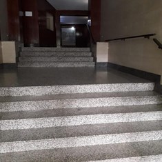 estado original de las escaleras de acceso desde portal